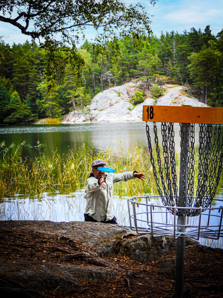 How to play disc golf